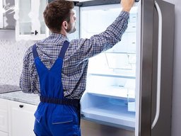 علت اینکه بدنه یخچال برق دارد،چیست ؟