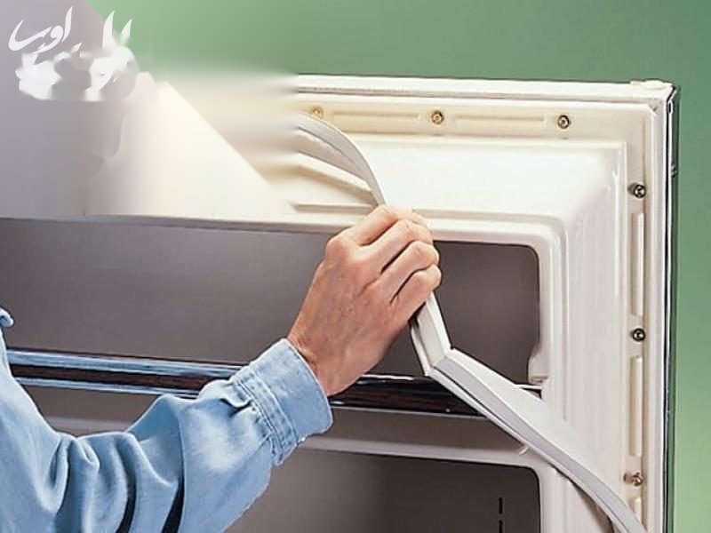 ریختن آب جوش روی نوار یخچال